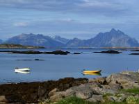 Blick von Stamsund über den Henningsværstraumen zum Festvågtinden und Lyngværfjellet - Lofoten